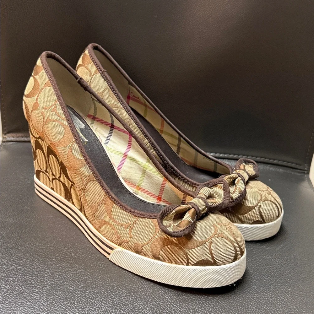 Coach Signature Sweetie Wedges - Tikonze Apapa Foundation - Picture 16 of 16